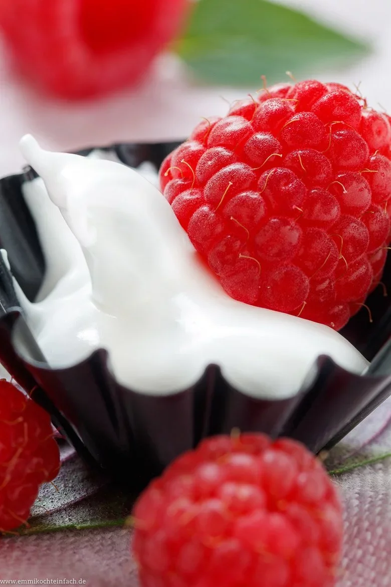 Saftiger Himbeerkuchen mit hauchdünner Baiserhaube