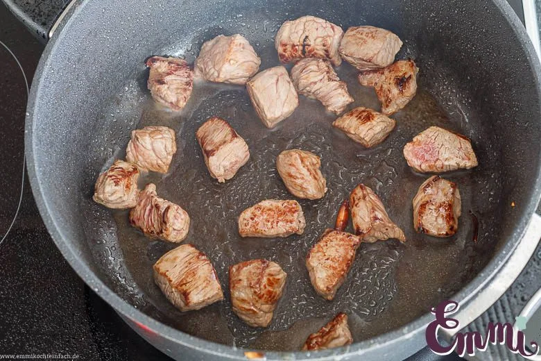 Gulaschfleisch portionsweise anbraten - www.emmikochteinfach.de