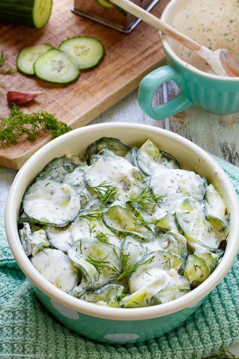 Gurkensalat mit Joghurt-Dressing