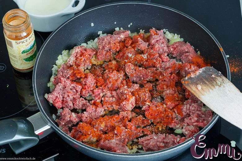 Hackfleisch anbraten für die Zucchini Füllung - www.emmikochteinfach.de