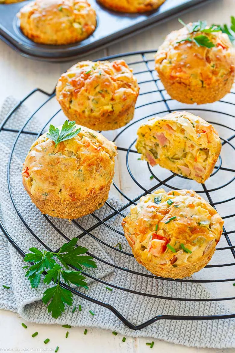 Herzhafte Muffins mit Schinken und Käse
