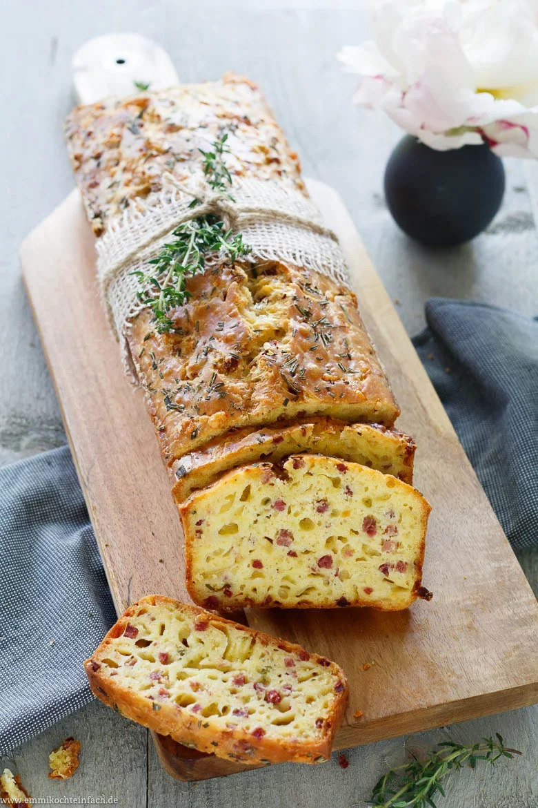 Herzhaftes Kastenbrot mit Käse und Schinken