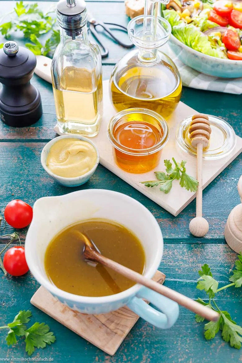 Honig Senf Dressing aus nur wenigen Zutaten, die du bereits im Vorrat hast