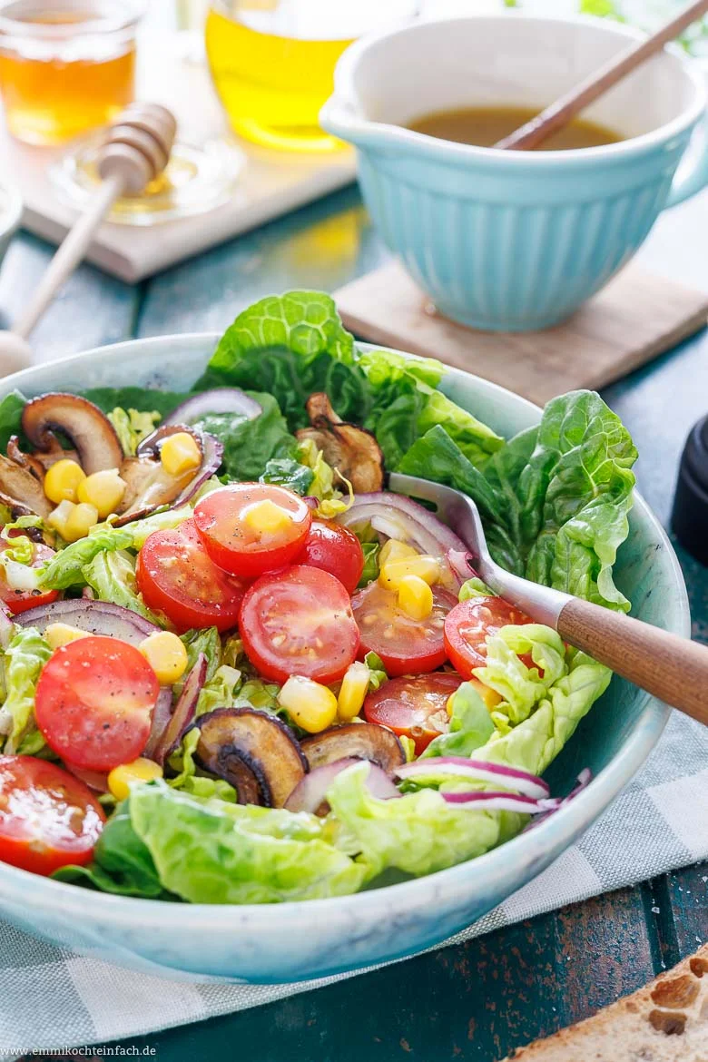 Honig Senf Dressing passt super zu einem gemischten Salat oder auch Feldsalat
