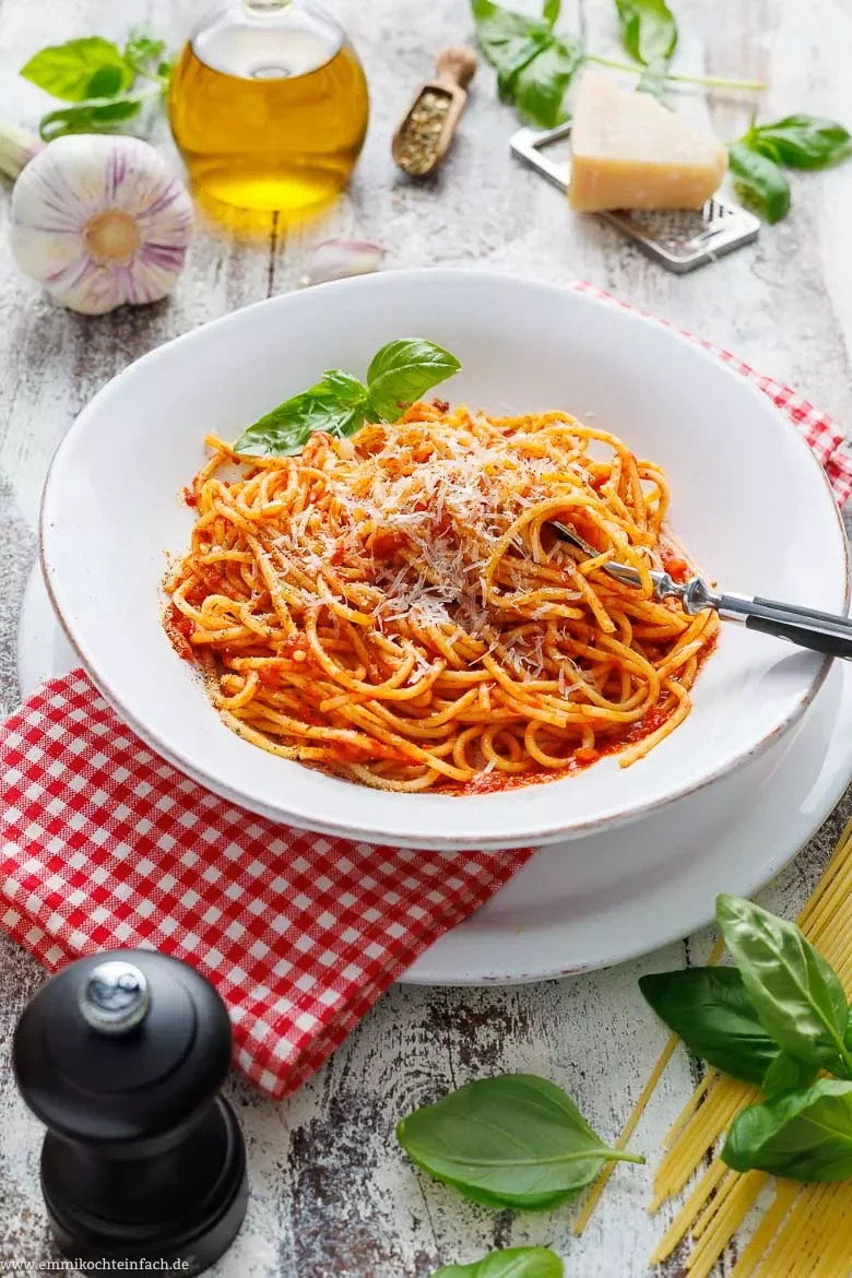 Italienische Nudeln mit Tomatensauce 