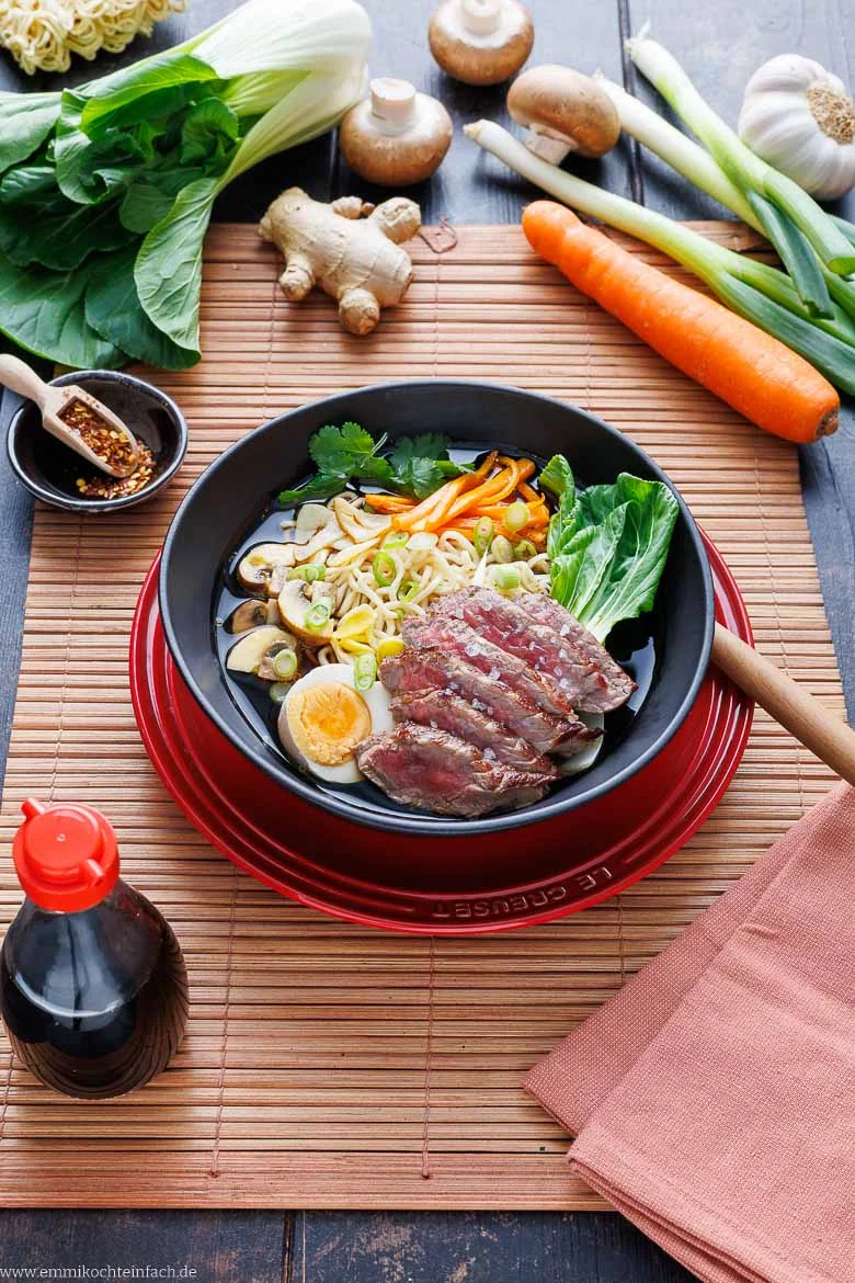 Japanische Nudelsuppe mit Gemüse und Rindfleisch
