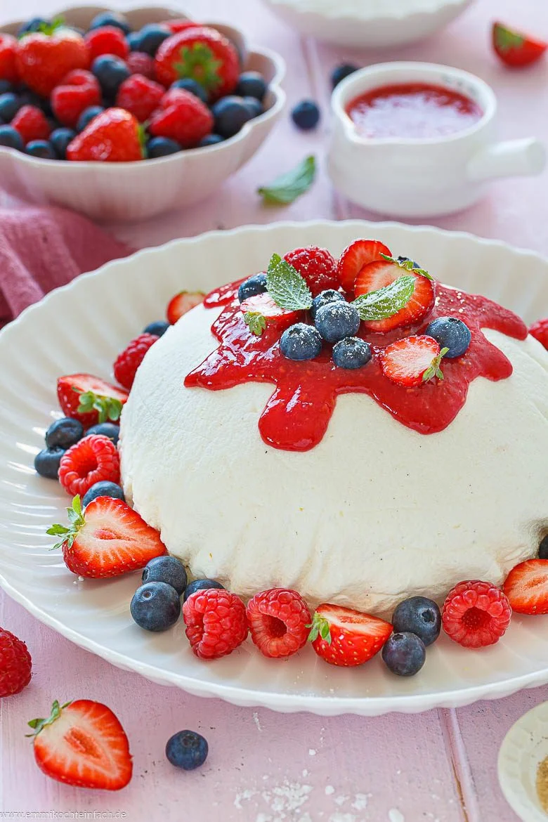Joghurtbombe mit Beeren und Fruchtsoße
