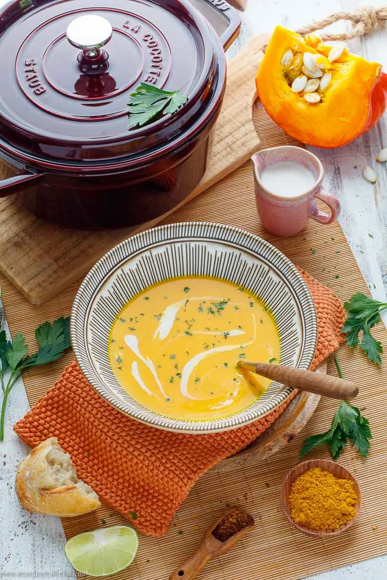 Kürbissuppe anrichten mit Kokosmilch, Limette und Koriander