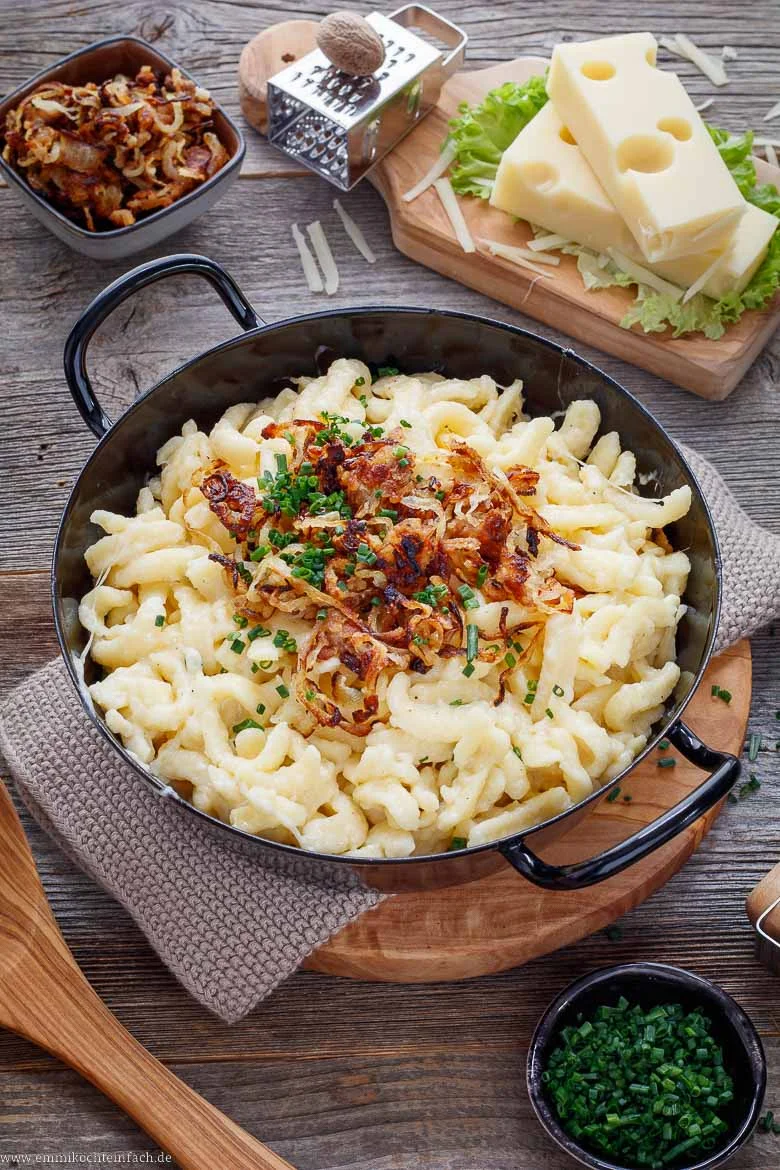 Käsespätzle Rezept mit Röstzwiebeln – perfekt für ein deftiges Abendessen.