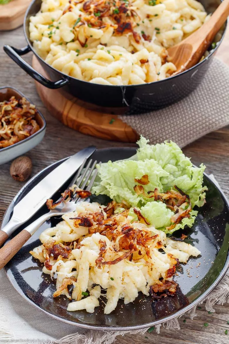 Käsespätzle serviert mit einem frischen Blattsalat
