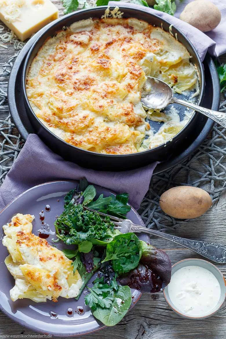 Kartoffelgratin als Beilage mit einem Salat