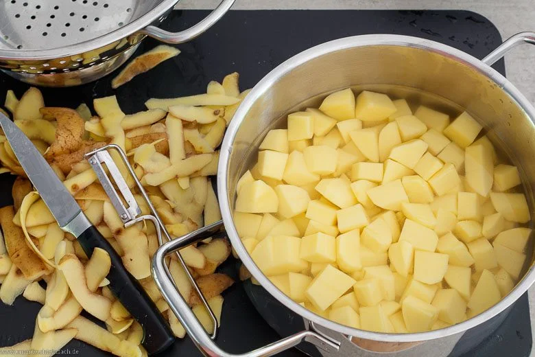 Kartoffeln für den Gemüse-Auflauf - www.emmikochteinfach.de
