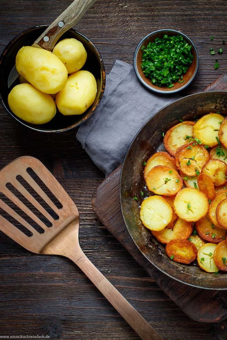 Klassische Bratkartoffeln - knusprig und einfach - www.emmikochteinfach.de