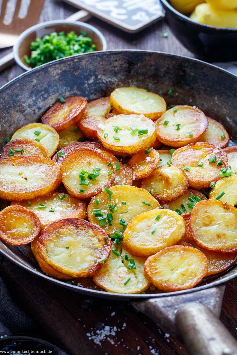 Klassische Bratkartoffeln - knusprig und einfach - www.emmikochteinfach.de