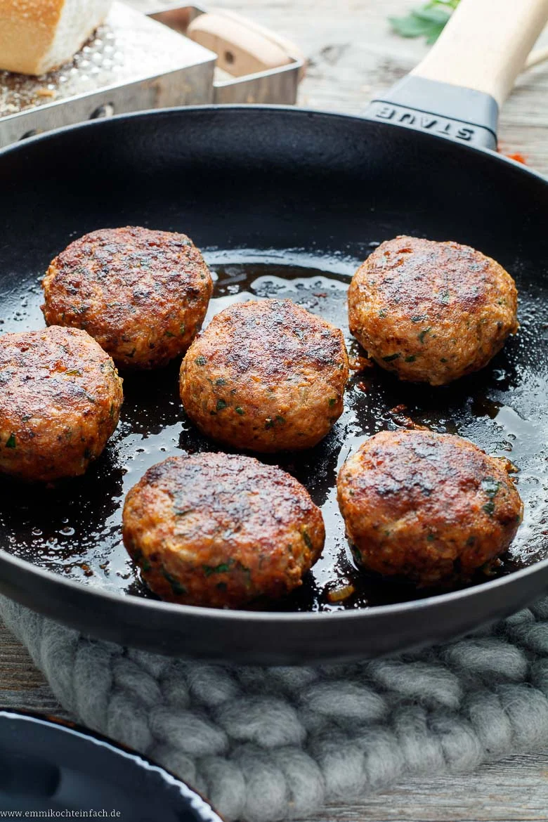 Klassische Frikadellen Rezept - www.emmikochteinfach.de