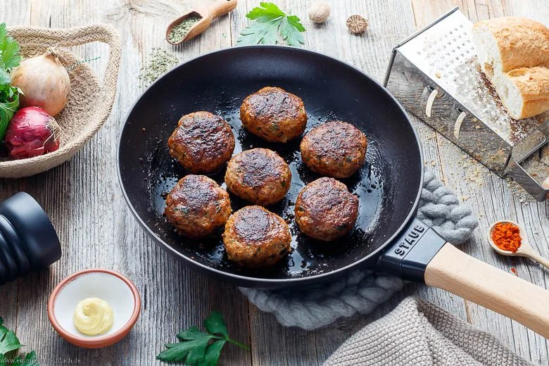 Klassische Frikadellen Rezept - www.emmikochteinfach.de