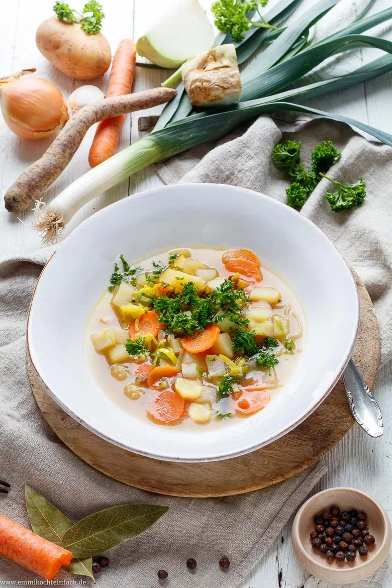Klassische Gemüsesuppe wie bei Oma - www.emmikochteinfach.de