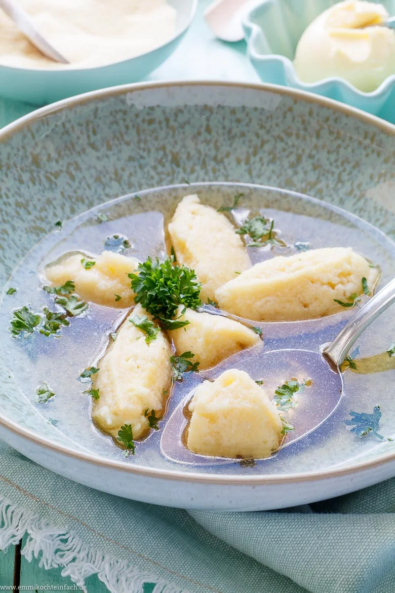Klassische Grießklößchensuppe wie von Oma - www.emmikochteinfach.de