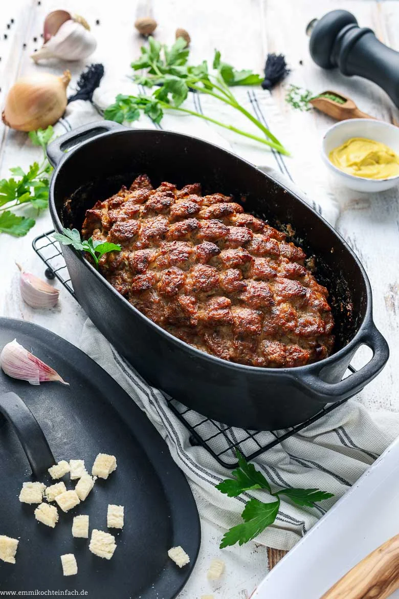 Klassischer Hackbraten in der Ofenform