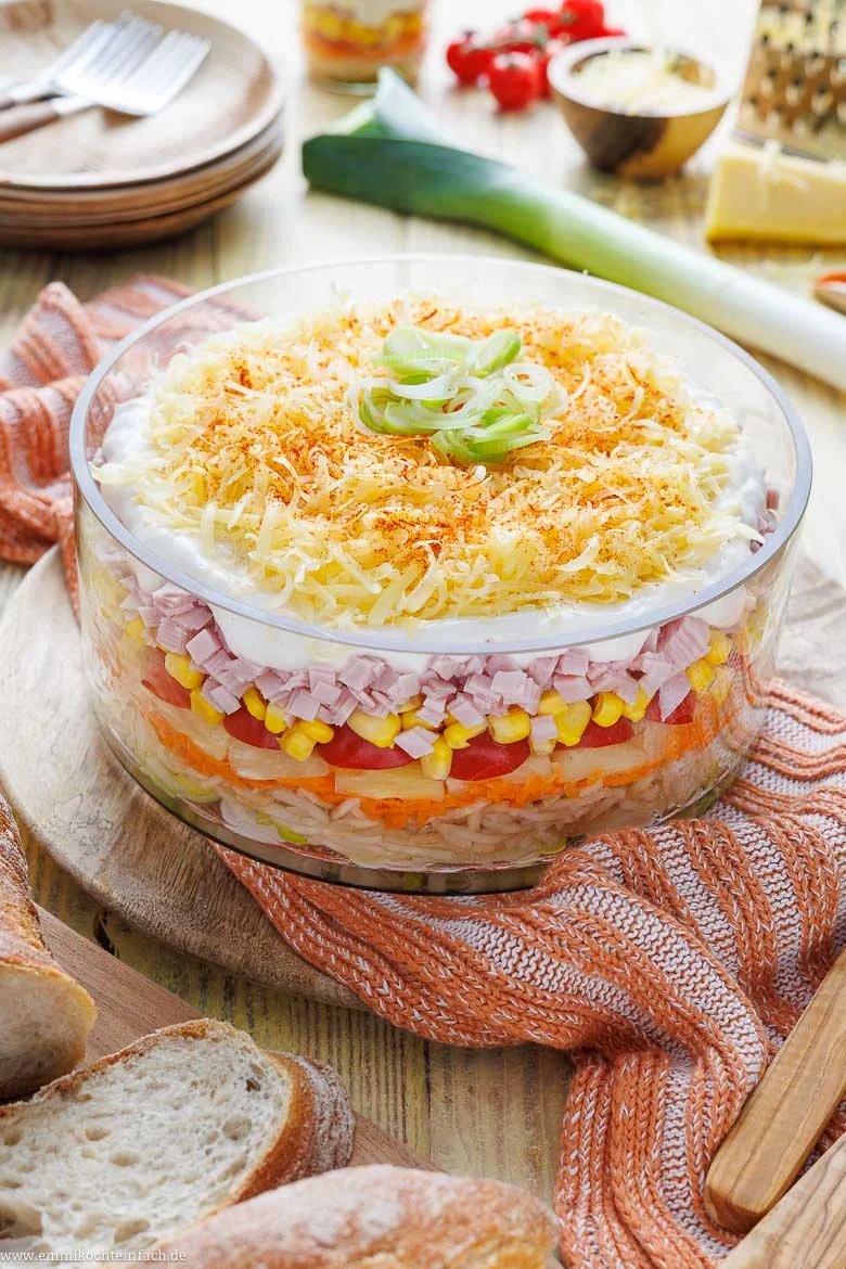 Klassischer Schichtsalat in einer Glasschüssel