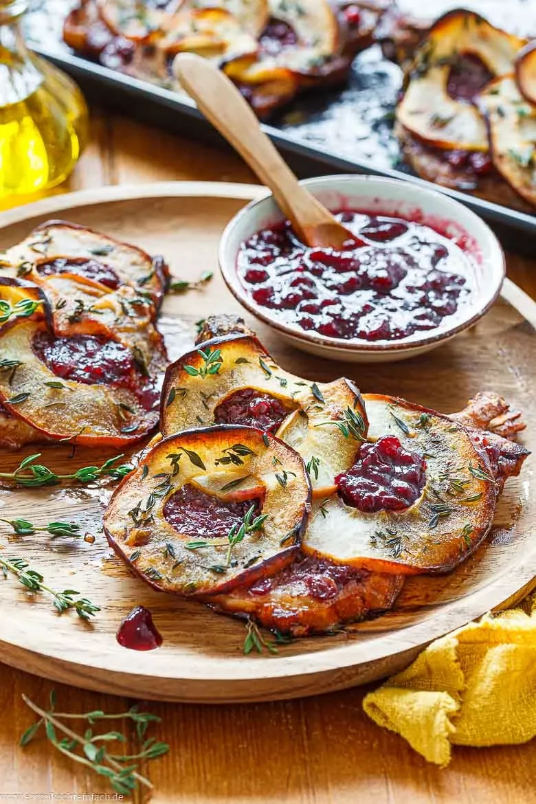 Schweinekotelett mit Apfel aus dem Backofen