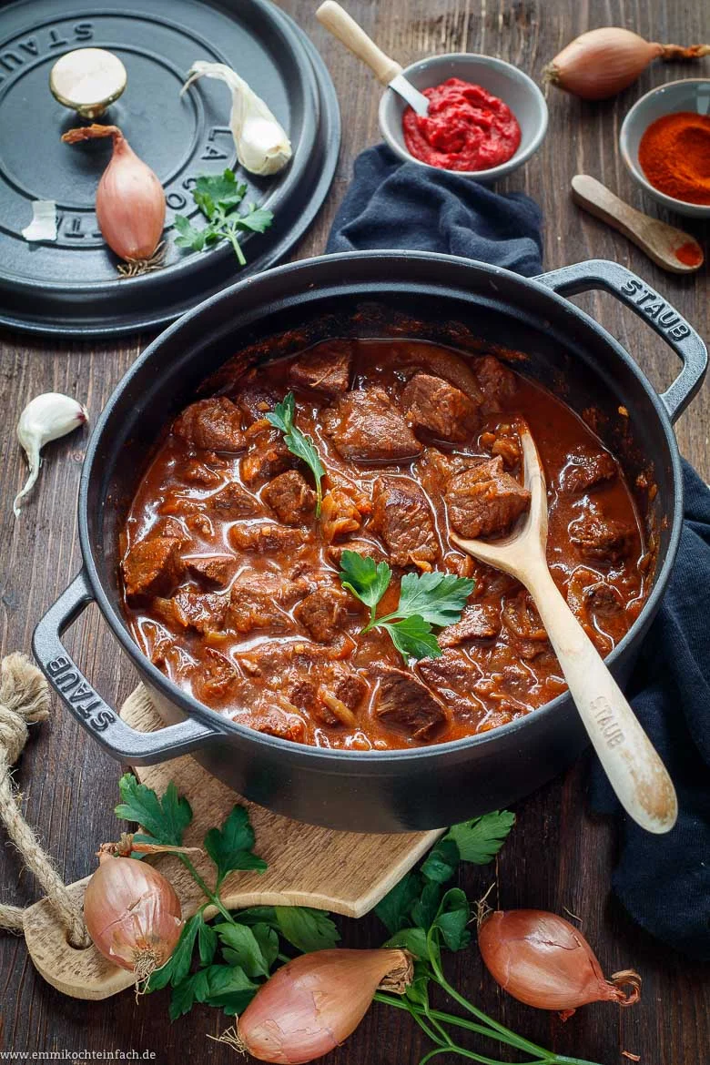 Klassisches Rindergulasch - Gulasch Rezept - www.emmikochteinfach.de