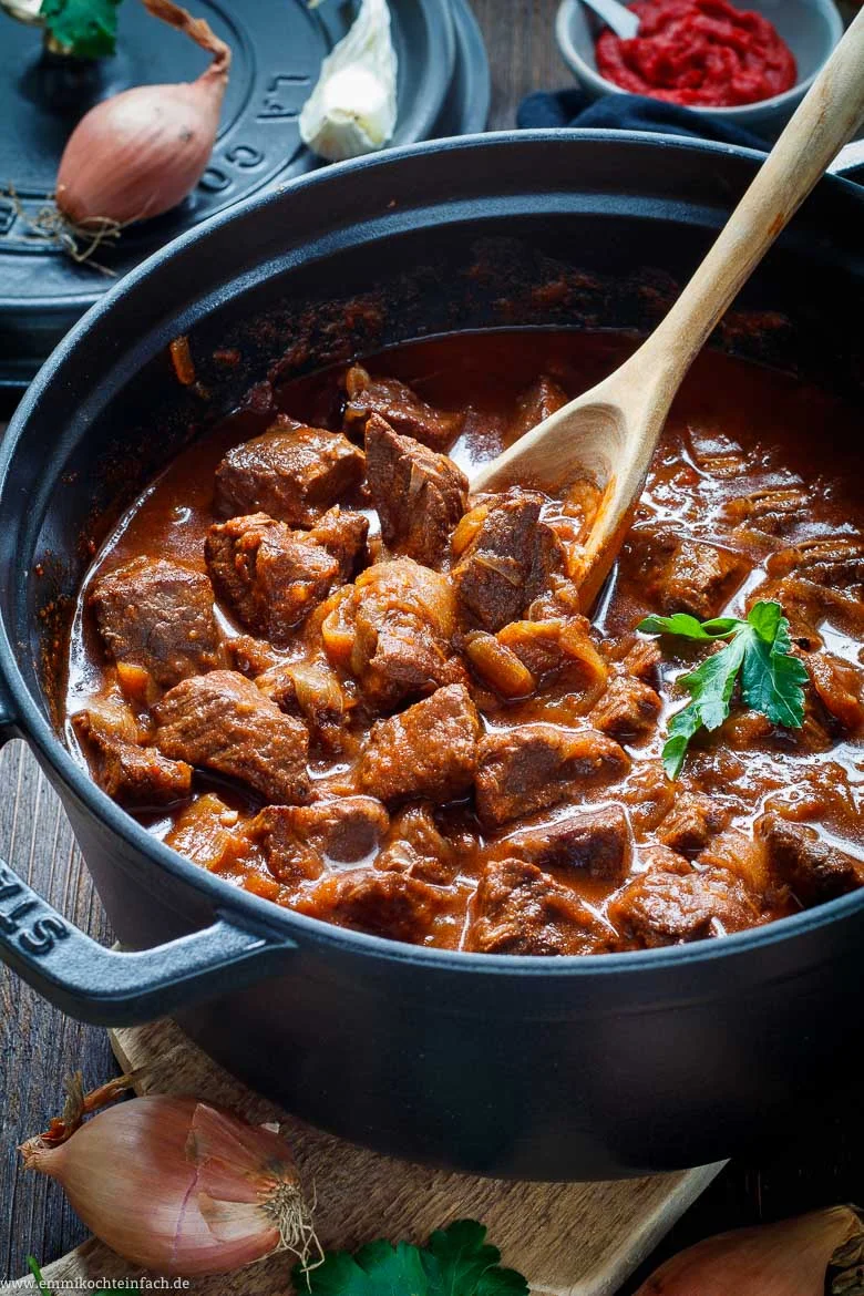Klassisches Rindergulasch - Gulasch Rezept - www.emmikochteinfach.de