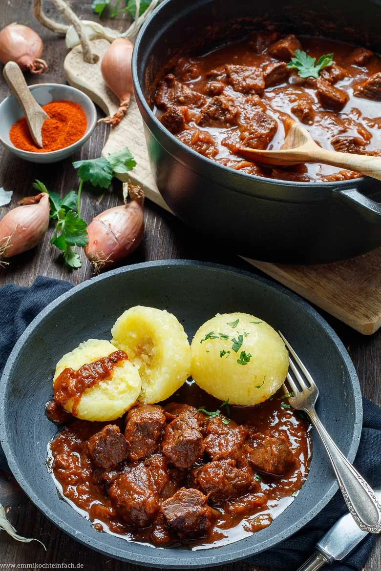 Klassisches Rindergulasch - Gulasch Rezept - www.emmikochteinfach.de