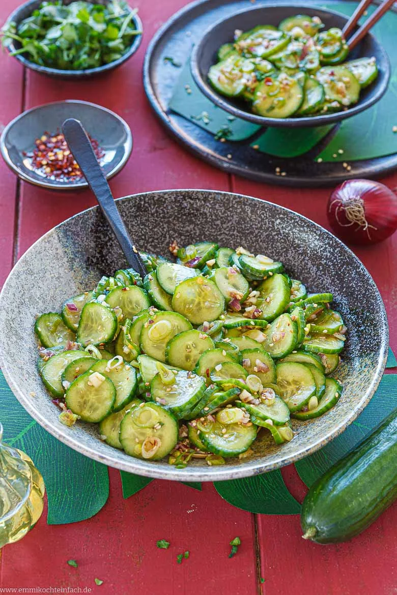 Asiatischer Gurkensalat mit Sesam und Sojasauce