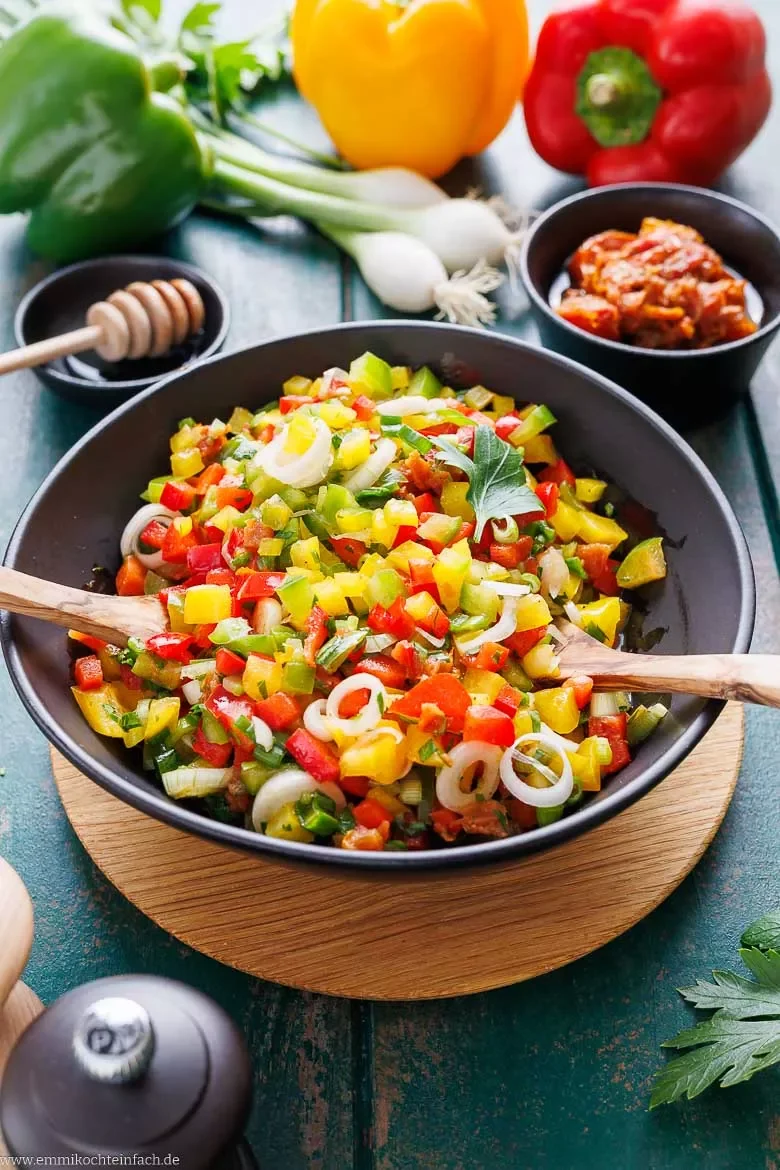 Paprikasalat mit würzigem Dressing