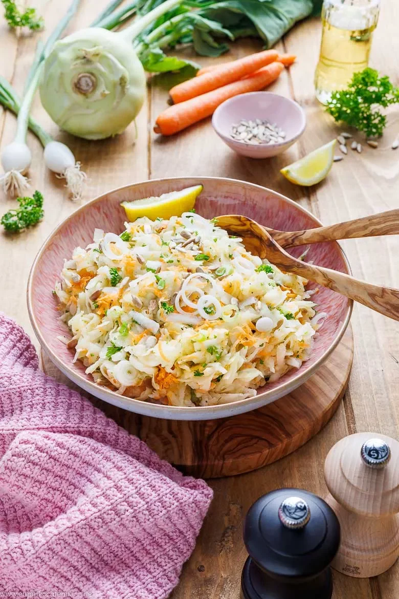 Knackiger Kohlrabisalat mit Möhren
