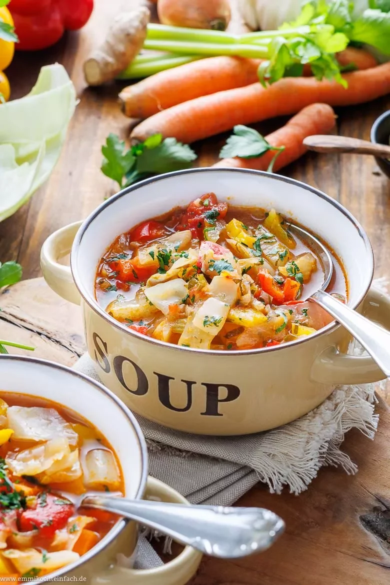 Kohlsuppe mit Gemüse