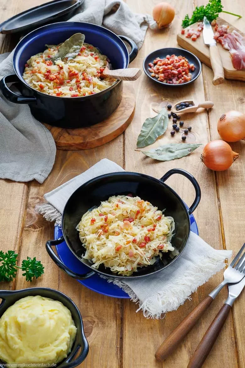 Kraut mit Speck verfeinern