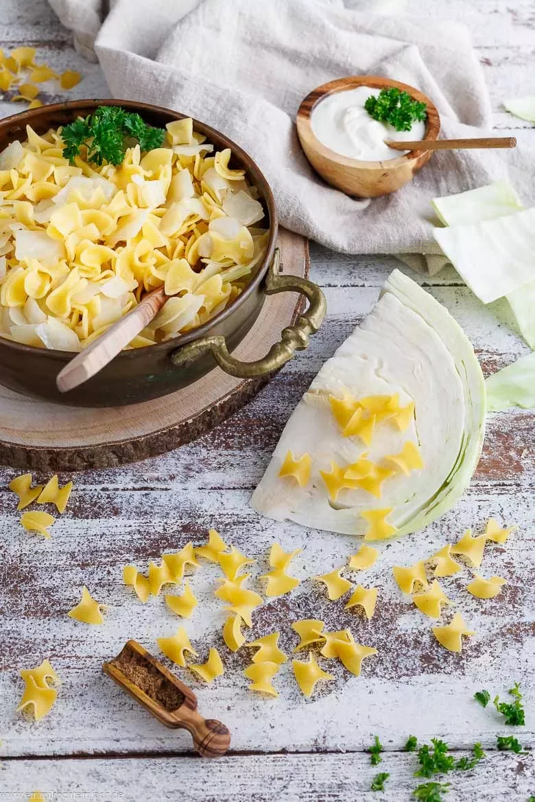 Krautfleckerl Nudeln mit Weißkraut, Crème fraîche und Petersilie