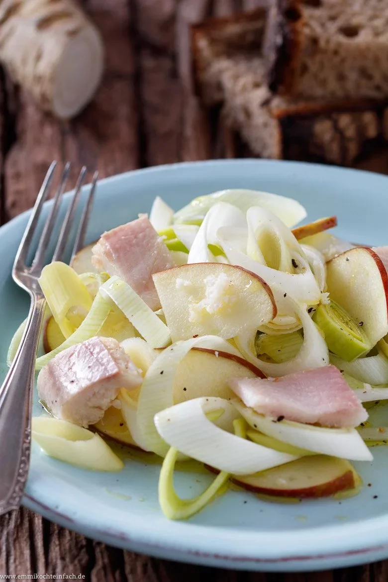 Lauchsalat mit Äpfeln und Räucherforelle - www.emmikochteinfach.de