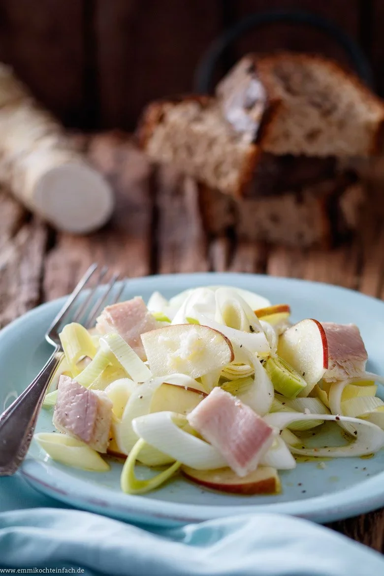 Lauchsalat mit Äpfeln und geräuchertem Forellenfilet