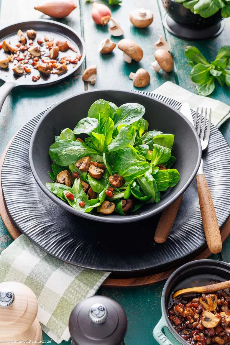 Feldsalat mit Speck und Champignons