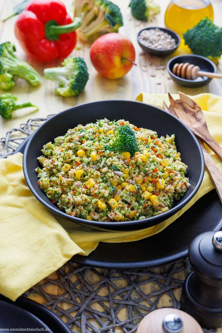 Brokkolisalat – roh mit Apfel, Paprika und Mais