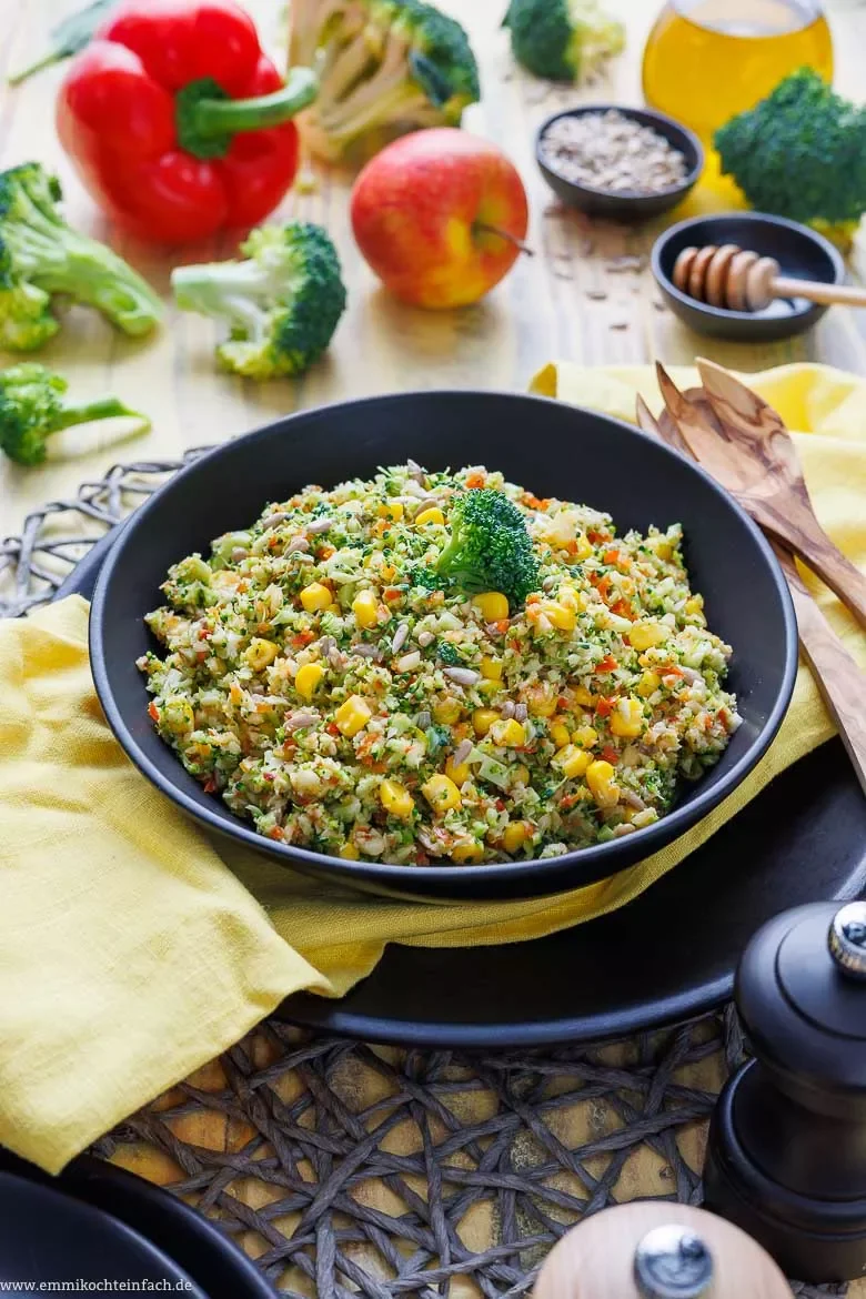 Brokkolisalat – roh mit Apfel, Paprika und Mais