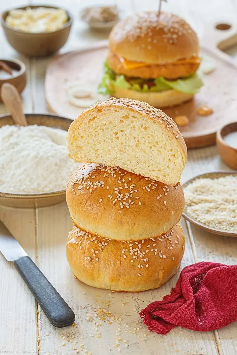 Luftige Burger Buns mit Körnern, Sesam oder Kräutern