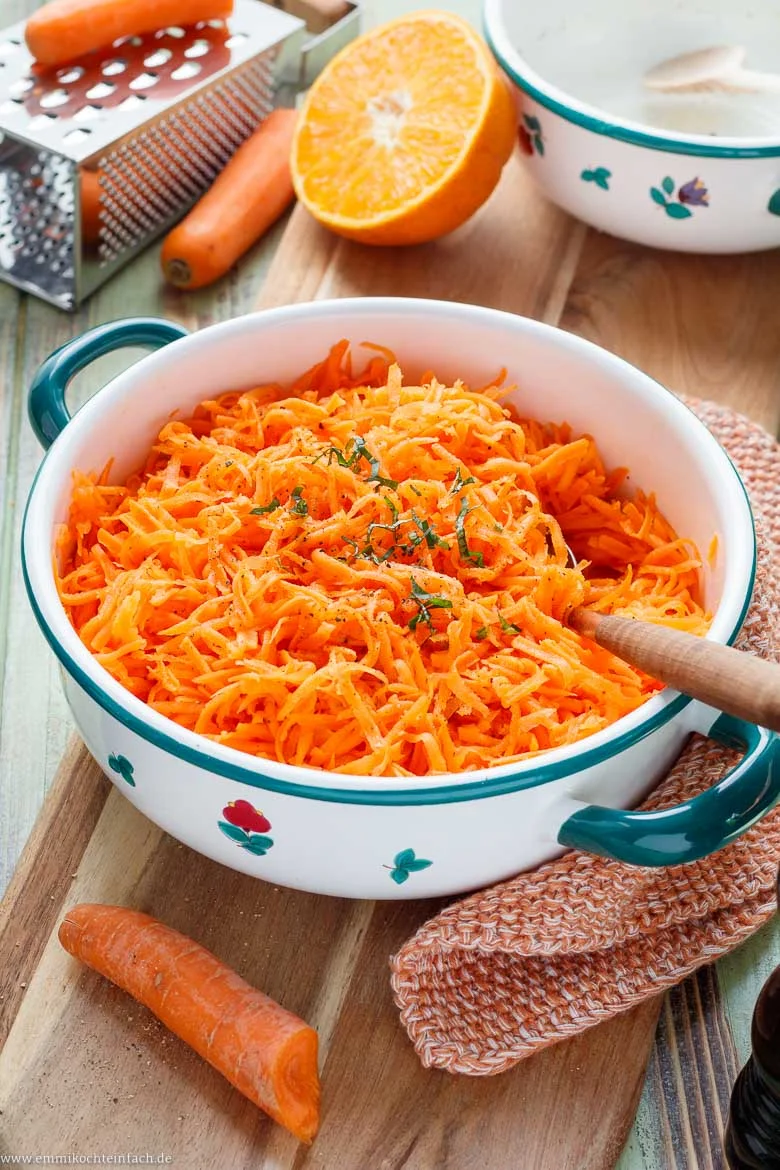 Möhrensalat mit fruchtigem Orangensaft Dressing