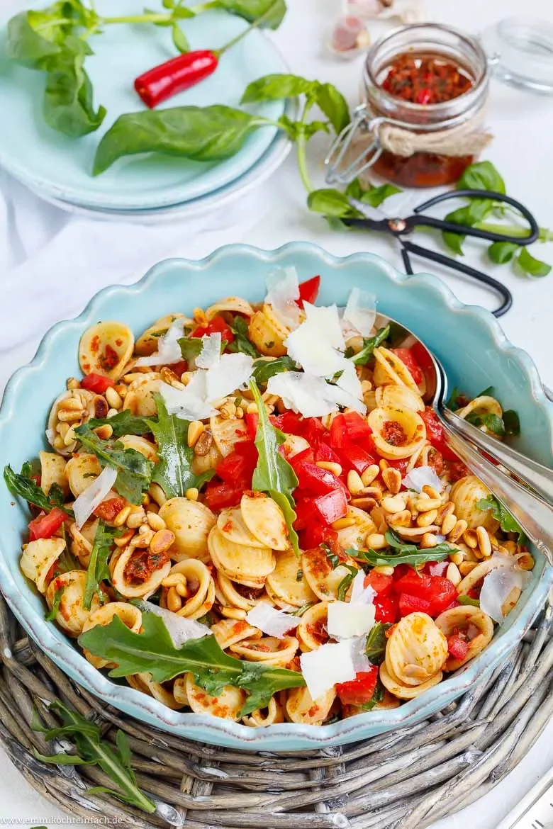 Italienischer Nudelsalat mit Pesto und Rucola
