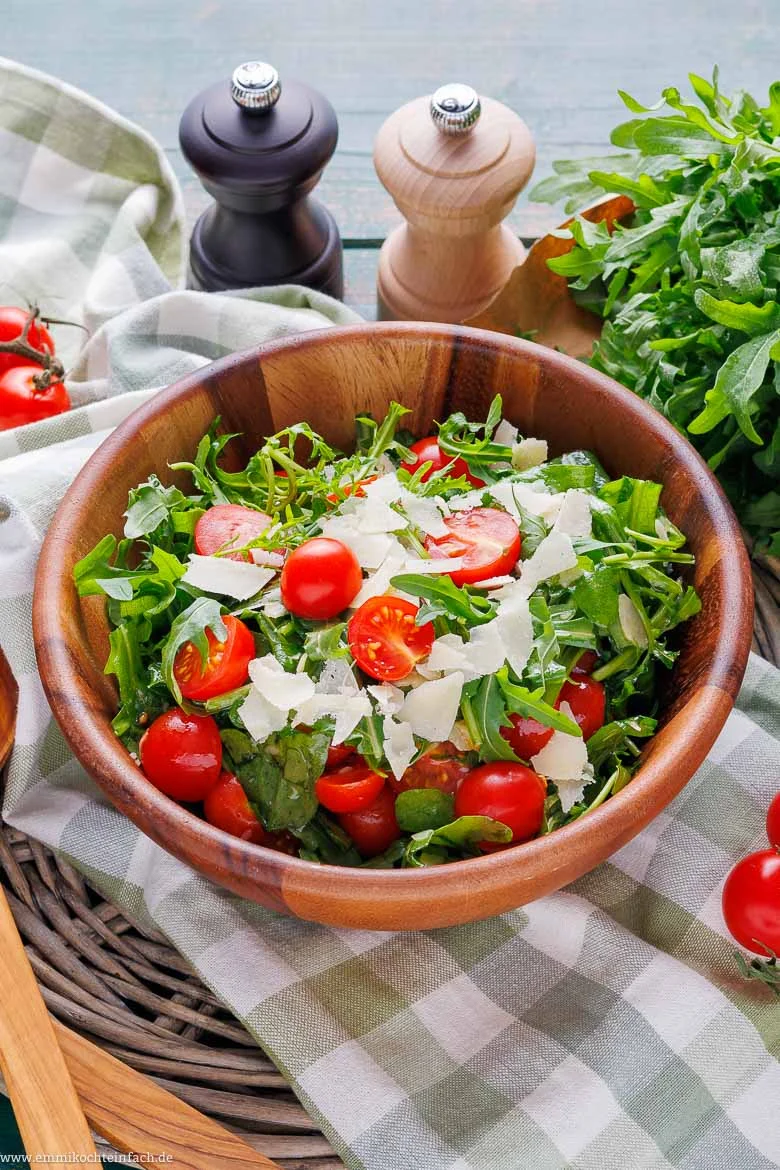 Mediterraner Tomatensalat mit Rucola