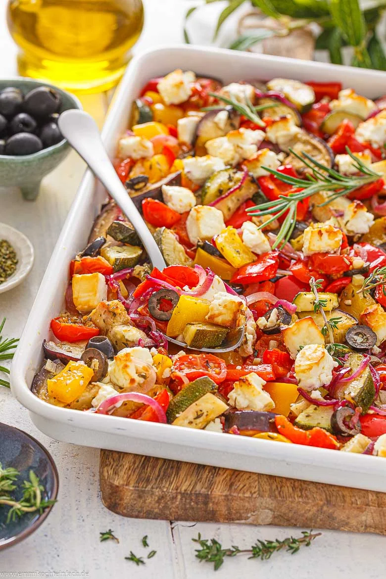 Mediterranes Ofengericht mit Gemüse und Feta