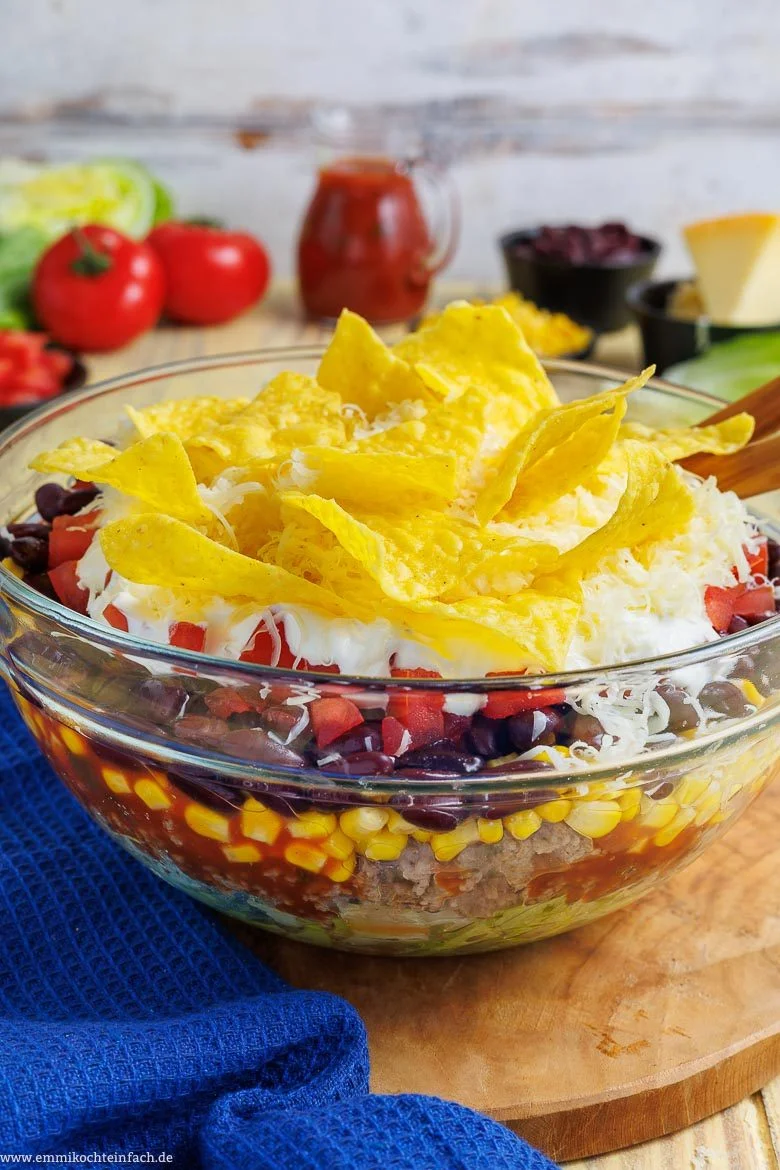 Mexikanischer Schichtsalat mit Tortilla-Chips