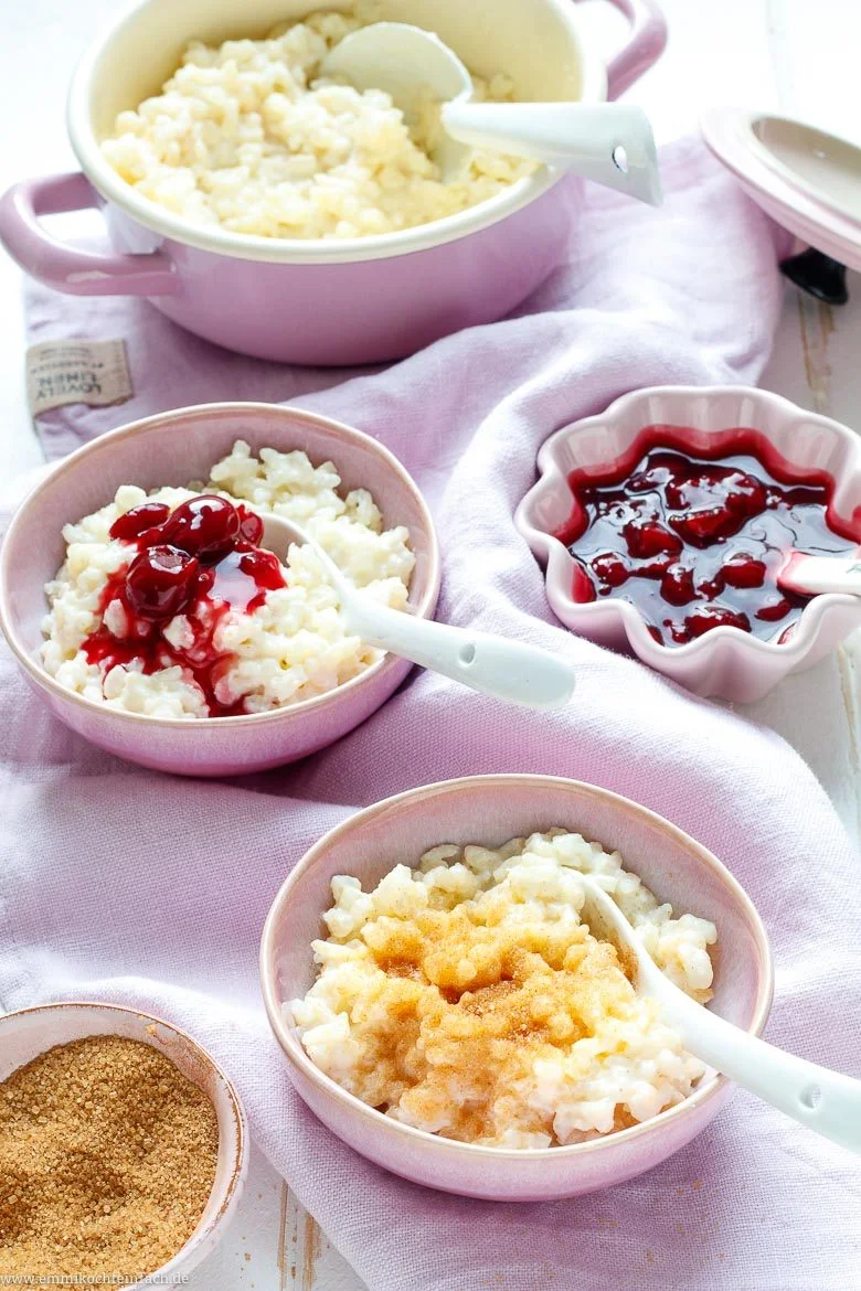 Milchreis mit Kirschen und roter Grütze