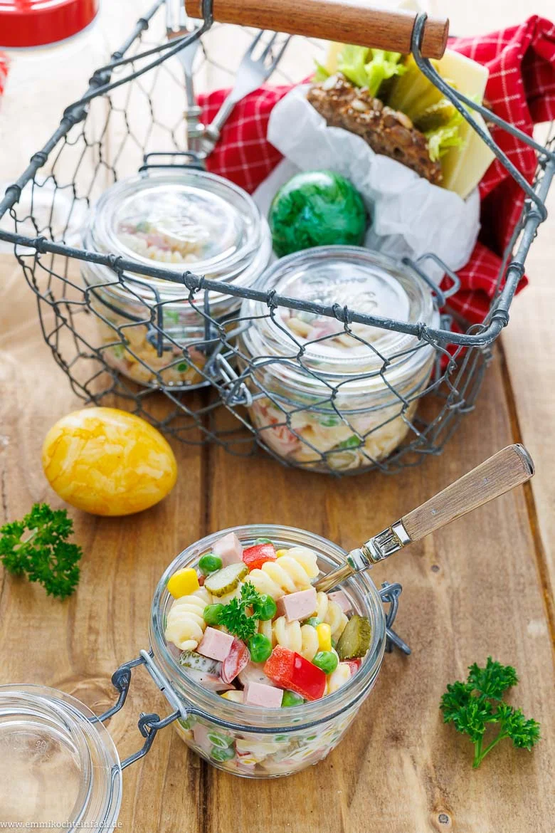 Nudelsalat mit Mayonnaise, Fleischwurst und Gemüse