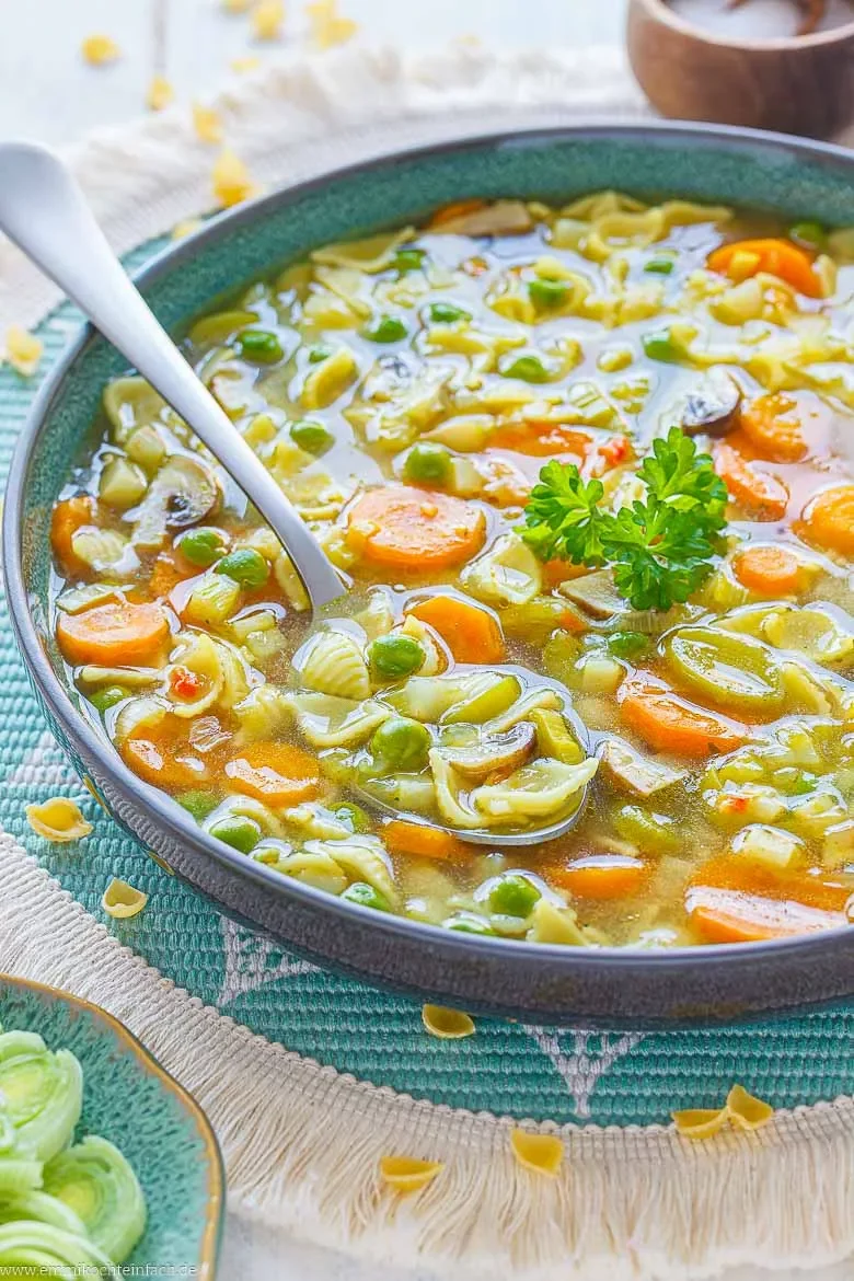 Einfache Nudelsuppe mit frischem Gemüse
