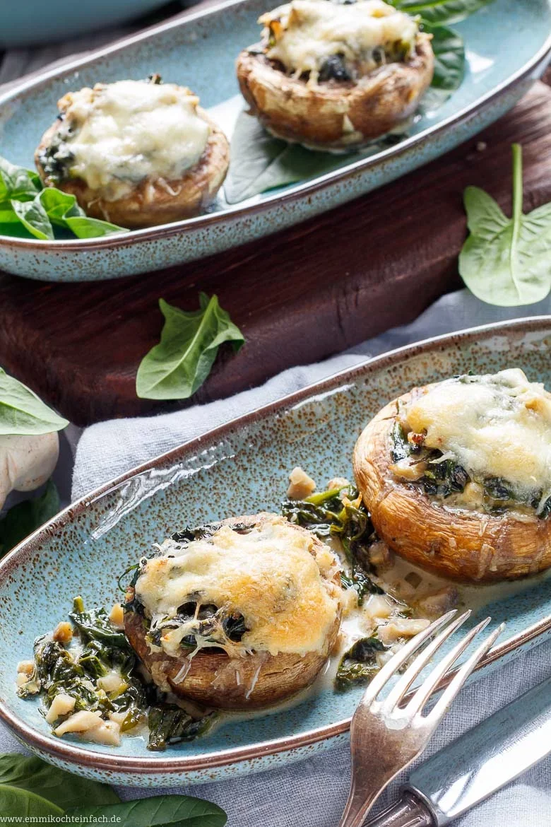 Ob aus dem Ofen oder vom Grill: Gefüllte Champignons mit Spinat sind ein kulinarisches Highlight.