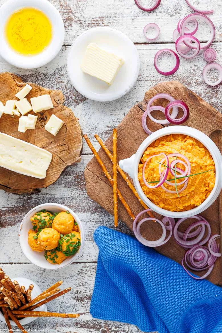 Obazda Zutaten wie Weichkäse, Butter und Paprikapulver